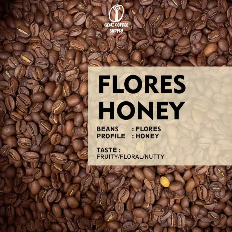Close-up biji kopi Flores yang sudah di-roasting sempurna, menunjukkan hasil akhir Honey Process.