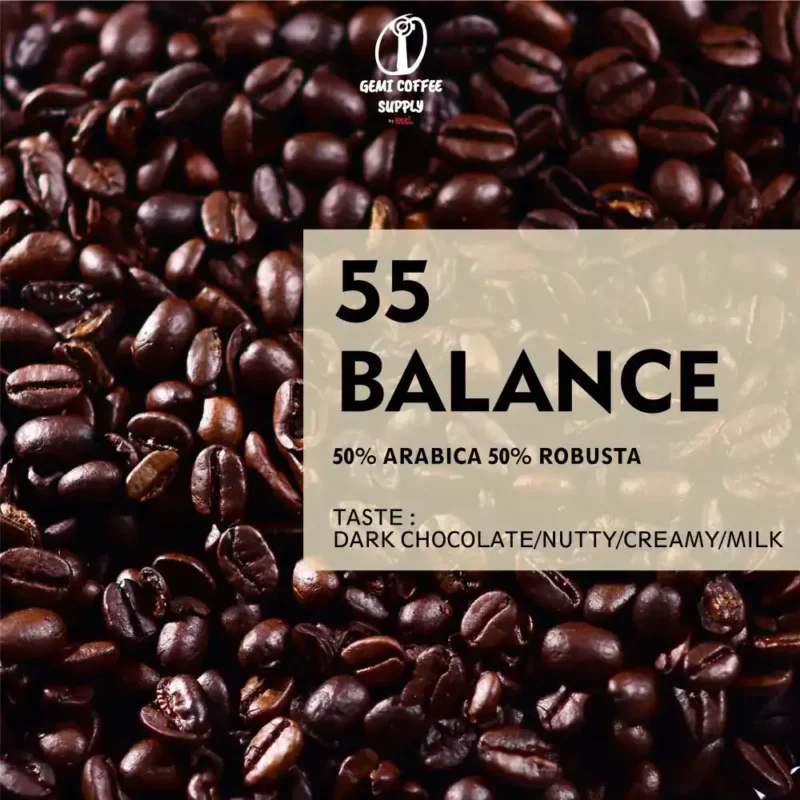Close-up biji kopi arabika robusta blend 50:50 balance yang di-roasting, menunjukkan komposisi yang seimbang.