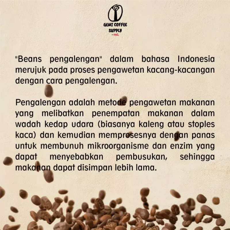 Petani di dataran tinggi Pengalengan, Jawa Barat, saat memanen buah kopi, sumber biji kopi Pengalengan.
