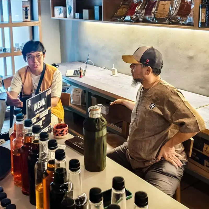 Konsultasi bisnis kopi antara pemilik kedai dan tim supplier biji kopi pilihan Gemi Coffee Supply, berdiskusi di bar.